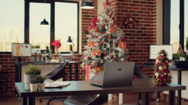 Noel ışıkları desenli boş şirket ofisi, kış geleneğini kutlamak için Noel süsleri ve ağaç kullanıyor. Tatil sezonunda mevsimlik ve şenlikli süslemeleri olan işyeri.