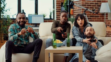 Çeşitli arkadaşlar video oyunları yarışmasını seviyorlar, televizyon konsolunda online yarışma oynuyorlar. Hafta sonu eğlence aktivitesi olarak oyun oynamak, bira içmek ve dinlenmek. Üçayak atışı.