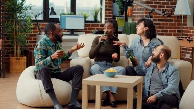 Çeşitli arkadaş grupları ev partisinde bira şişelerinin keyfini çıkarıyor, eğlenceli zamanlardan ve anılardan bahsediyorlar. İnsanlarla, içkilerle ve abur cuburlarla bir araya gelip eğlenmek, evde tost yapmak..