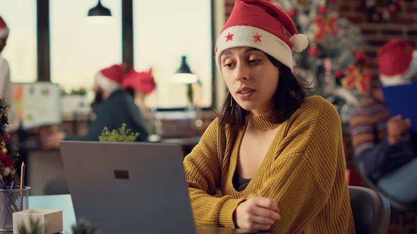 节日女性在网上视频会议上交谈 在圣诞节假期期间与网络摄像头一起参加电话会议 圣诞装饰办公室里的视频会议聊天 — 图库照片