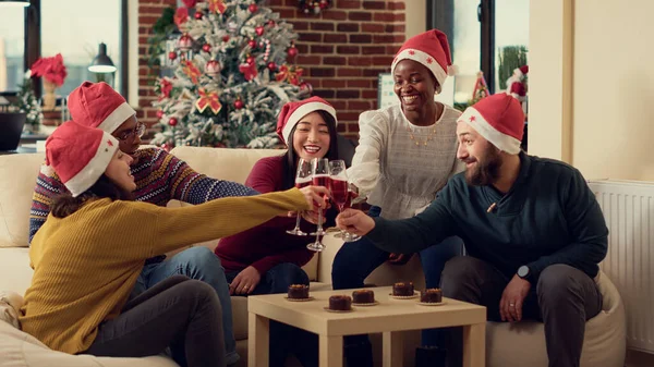 Diverse Menschen Jubeln Und Klimpern Bei Einer Party Büro Und — Stockfoto