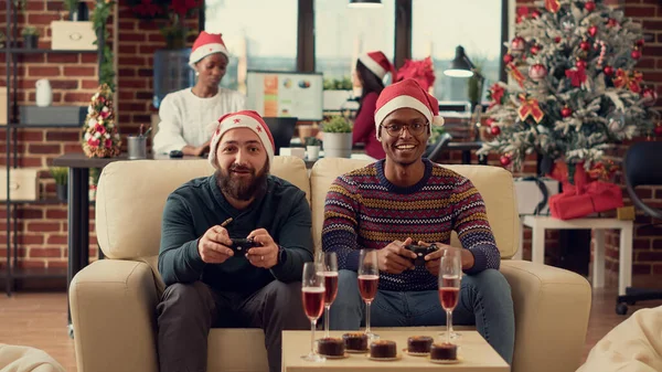 Mutlu Meslektaşlar Kış Tatili Şenliği Sırasında Noel Ağacıyla Video Oyunlarıyla — Stok fotoğraf
