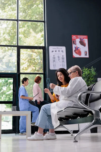 Allgemeinmediziner Und Asiatische Patienten Analysieren Röntgenbilder Der Medizinischen Lobby Betrachten — Stockfoto