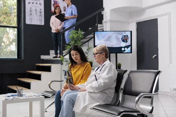 Médico Senior Paciente Asiático Mirando Los Resultados Radiografía Explicando Diagnóstico — Foto de Stock