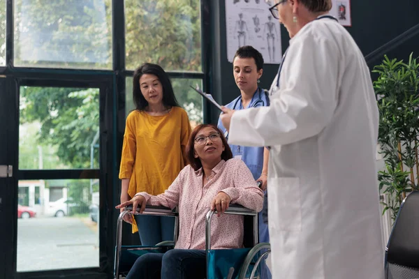 아시아 환자는 대기실에서 검사를 위생병 상담을 하였다 치료법을 논의하는 병명을 — 스톡 사진