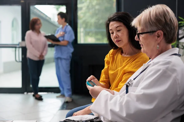 Multi Ethnische Frauen Die Der Wartehalle Eines Krankenhauses Einen Insulintest — Stockfoto