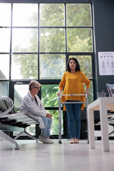 Älterer Arzt Der Mit Einem Asiatischen Patienten Physiotherapie Macht Reha — Stockfoto