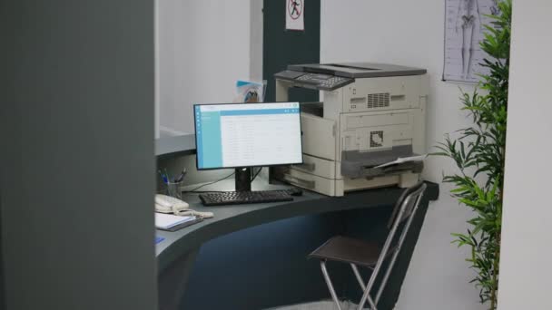 医院接待处的电脑桌面上有医疗预约报告 在保健中心设立空置的登记台 为病人提供检查及诊疗服务 — 图库视频影像