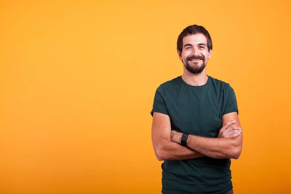 Hombre Guapo Con Los Brazos Cruzados Sonriendo Cámara Aislada Sobre —  Fotos de Stock