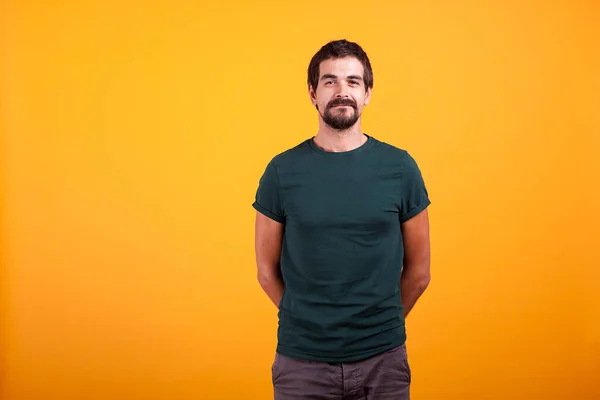 Guapo Hombre Sonriente Con Los Brazos Espalda Sobre Fondo Naranja — Foto de Stock