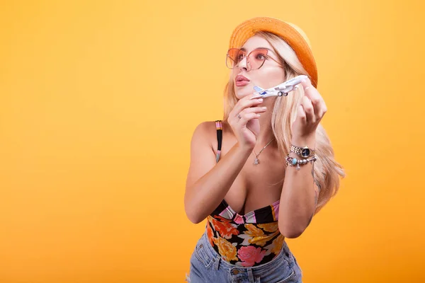 Блондинка Играет Игрушечным Самолетом Шляпе Солнцезащитных Очках Студии — стоковое фото