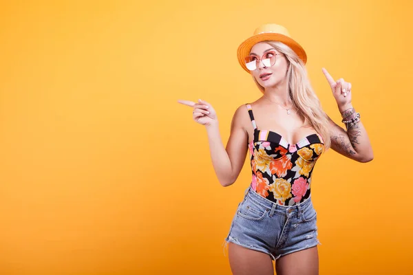 Bella Giovane Donna Che Segni Mano Con Occhiali Sole Cappello — Foto Stock