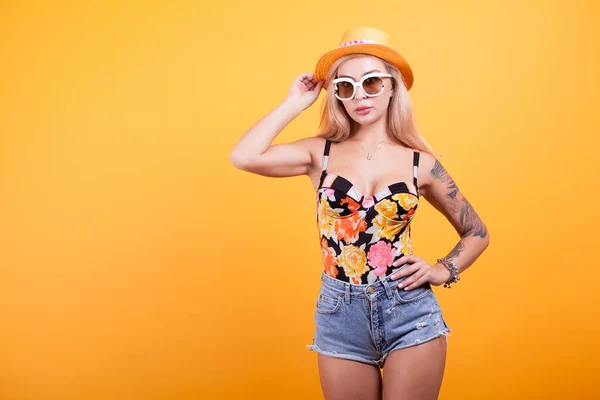 Mulher Bonita Feliz Posando Óculos Sol Chapéu Sobre Fundo Amarelo — Fotografia de Stock