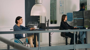 Bilgisayarda fiziksel yetersizlik kodu yazan bir yazılım programcısı, yapay zeka algoritması gösteriyor. Tekerlekli sandalye kodlama veritabanında geliştirici çevrimiçi bulut hesaplama.