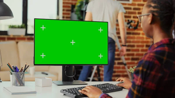 Afroamerikanerin Mit Monitor Mit Greenscreen Vorlage Auf Isoliertem Display Arbeiten — Stockfoto