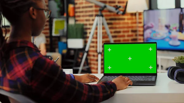 Laptop Yeşil Ekran Şablonu Kullanan Afro Amerikan Işçiler Izole Görüntüyü — Stok fotoğraf