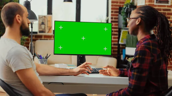 Diverse Team Werken Computer Met Greenscreen Aan Balie Met Behulp — Stockfoto