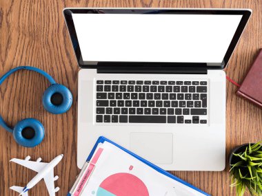 Gezgin iş adam kavramı, kulaklık, pot çimen