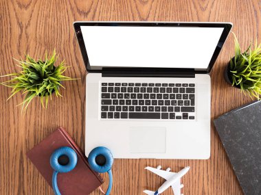 İşadamı dizüstü gezgin görüntü üstten vie, kitaplar, kulaklık, çim bardak