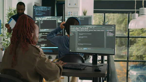 Системный Инженер Занимающийся Разработкой Сервера Баз Данных Интерфейсом Компьютерной Программы — стоковое фото