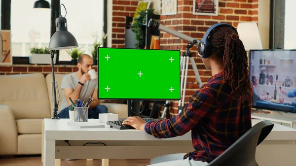 Afro Amerikaanse Persoon Werken Met Greenscreen Luisteren Naar Muziek Hoofdtelefoon — Stockfoto