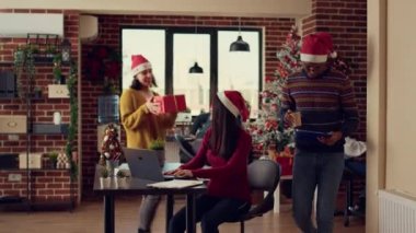Çeşitli insanlar kış tatilinde hediyelerini değiş tokuş ederler, şenlikli hissederler ve Noel Baba şapkası takarlar. Hediye vermek ve Noel arifesini Noel süslemeleri ve ışıklarıyla kutlamak..