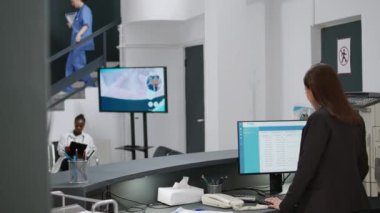 Asyalı resepsiyonist boynu yaralı bir adamla konuşuyor. Rahim boynu yaralanması olan hastaya yardım ediyor. Personel, köpük destekli kişiye sağlık sigortası desteği veriyor. El kamerasıyla..