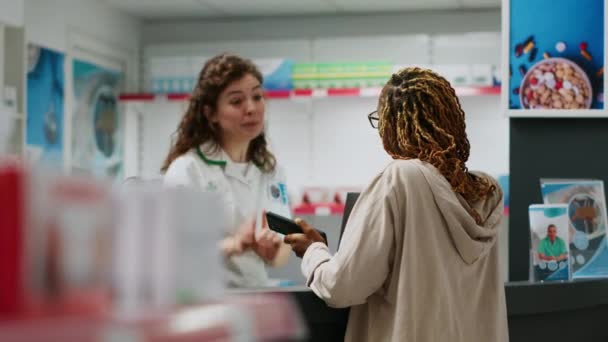 Persona Afroamericana Preguntando Farmacéutico Sobre Tratamiento Con Receta Botella Pastillas — Vídeos de Stock