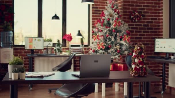 Ufficio Startup Vuoto Decorato Con Luci Natale Albero Celebrare Stagione — Video Stock