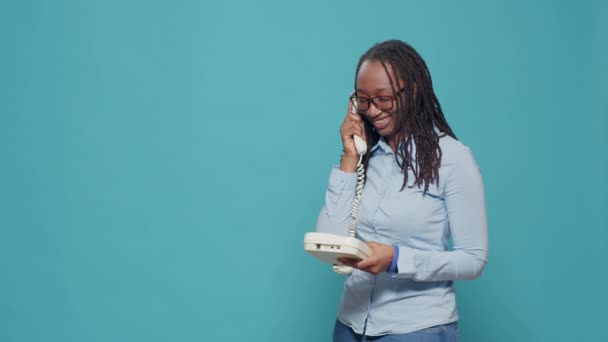 Ευτυχισμένη Γυναίκα Που Χρησιμοποιεί Σταθερό Τηλέφωνο Για Καλεί Κόσμο Κάνει — Αρχείο Βίντεο
