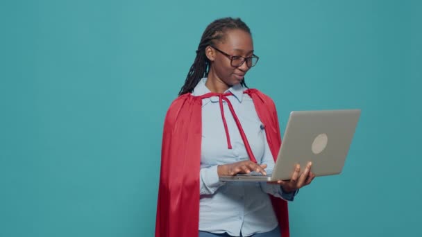 Mujer Vestida Superhéroe Usando Ordenador Portátil Estudio Usando Traje Héroe — Vídeos de Stock