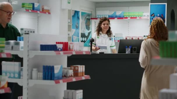 의료계 종사자들은 계산대에서 약상자들을 검색하면서 고객들 의약품 알약을 사는데 도움을 — 비디오