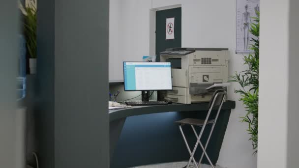 医院里用于预约医疗的空房间 带有检查报告表的计算机和桌上的文件 保健中心大堂登记柜台 医疗咨询和检查 — 图库视频影像