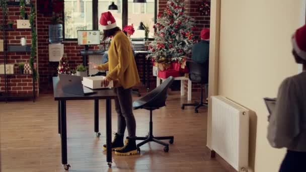 Glada Kvinna Firar Jobb Avskedande Festliga Dekorerade Kontor Sparken Julhelgen — Stockvideo