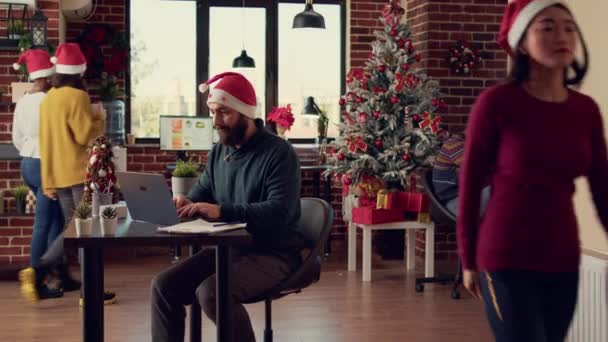 Uomo Con Cappello Babbo Natale Utilizzando Computer Portatile Ufficio Startup — Video Stock