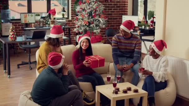 Różnorodni Ludzie Wymieniają Się Prezentami Przyjęciu Świątecznym Biurze Świętując Sezon — Wideo stockowe