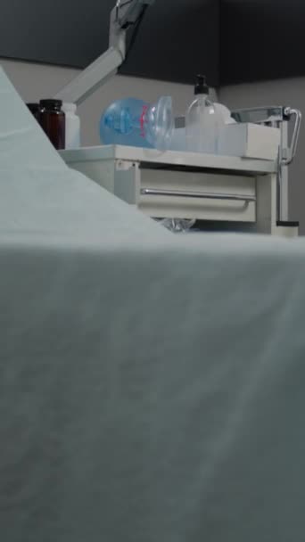 Video Verticale Primo Piano Del Cardiofrequenzimetro Nel Reparto Ospedaliero Vuoto — Video Stock