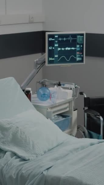 Vídeo Vertical Enfermera Haciendo Cama Sala Hospital Con Equipo Salud — Vídeo de stock
