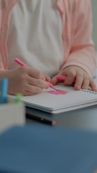 Vídeo Vertical Close Criança Usando Lápis Coloridos Notebook Mesa Menina — Vídeo de Stock