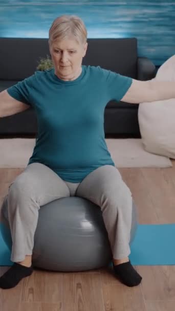 Vertikální Video Starší Dospělý Dělá Fyzické Cvičení Činkami Fitness Tónování — Stock video