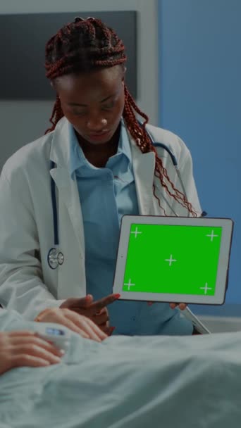 병원에서 환자에게 태블릿에 화면을 아프리카 미국인 치료에 — 비디오