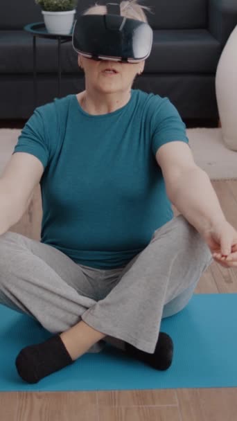 Вертикальне Відео Віці Жінка Використовує Окуляри Медитації Йога Мат Літня — стокове відео