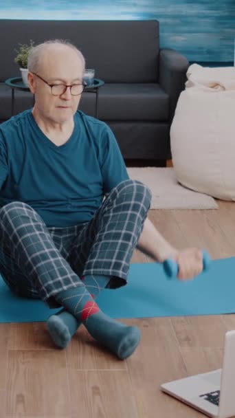 Függőleges Videó Idős Felnőtt Használ Súlyzókat Hogy Fizikai Gyakorlatot Miközben — Stock videók