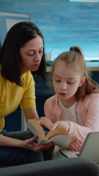 Vídeo Vertical Madre Colegiala Leyendo Libros Haciendo Deberes Juntos Para — Vídeos de Stock