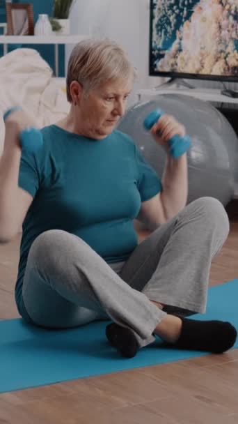 Vertikales Video Ältere Menschen Heben Gewichte Mit Kurzhanteln Und Sehen — Stockvideo