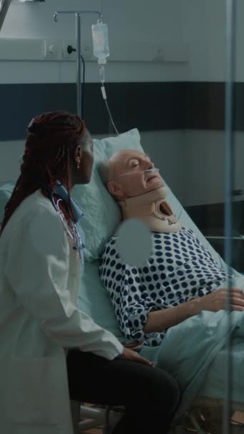 Vídeo Vertical Médico Afroamericano Hablando Con Paciente Enfermo Hospital Enfermera — Vídeo de stock