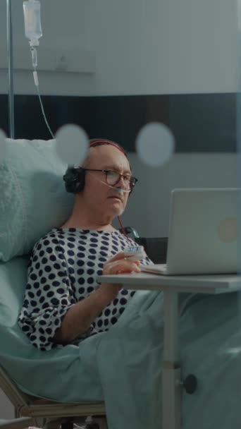Függőleges Videó Kórházi Beteg Zenét Hallgat Intenzív Osztályon Klinikán Idős — Stock videók