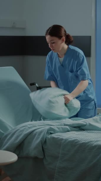 Verticale Video Verpleegster Bereidt Bed Deken Het Ziekenhuis Afdeling Voor — Stockvideo