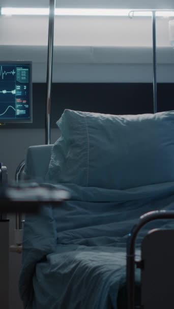 垂直录像 空医院病房 配备医疗设备 用于治疗疾病 健康问题 加护病房 装有医疗工具 监测器 静脉滴注袋和氧气 — 图库视频影像