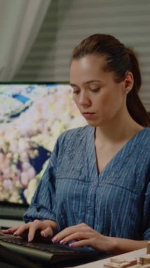 Dikey video: Kadın mimar dokunmatik ekranı model ve maquette düzeni için kullanıyor. Mimarlık ofisinde inşaat geliştirme ve grafik tasarımı için plan üzerinde çalışan mühendis.
